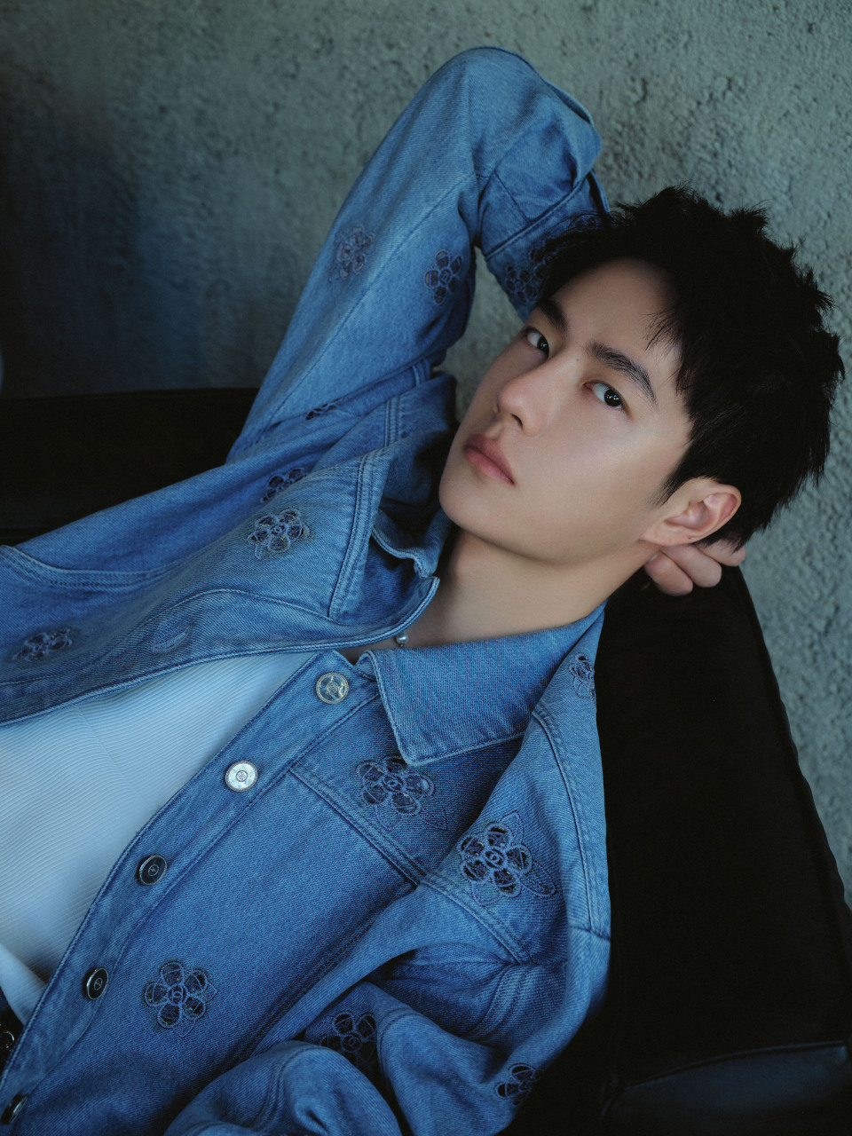 品牌大使王一博身着蓝色牛仔外套与裤装,出席chanel 2023/24早春度假