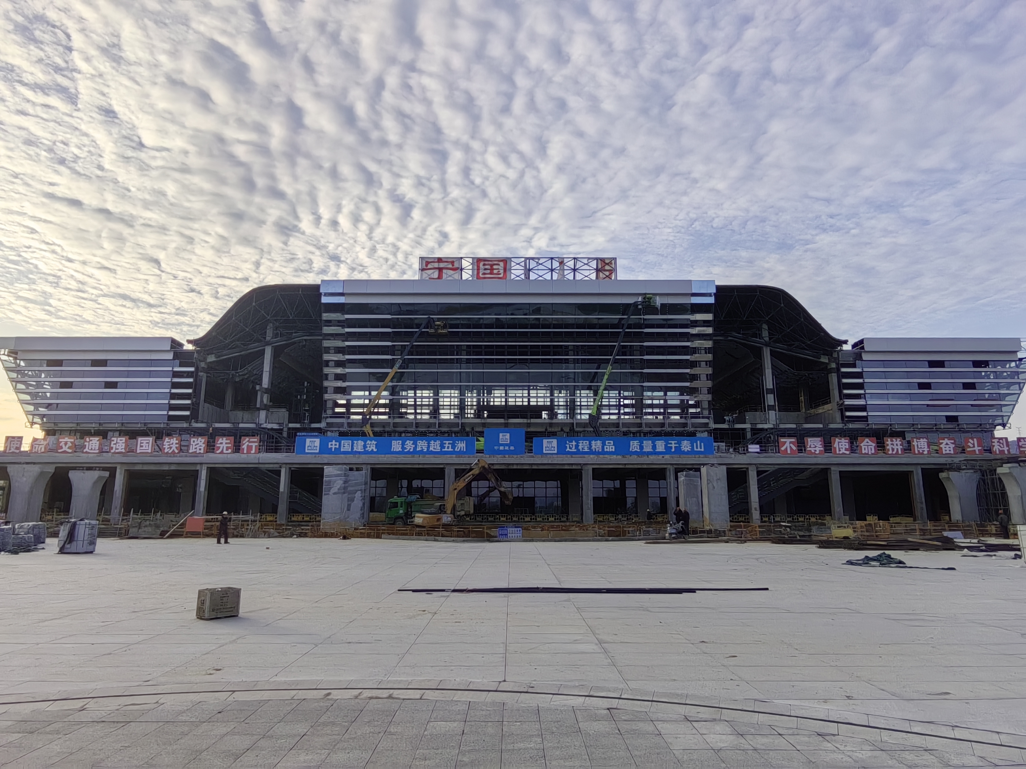 宣绩高铁宁国南站的站房以及配套设施基本上搞定,就差全线铺轨了.