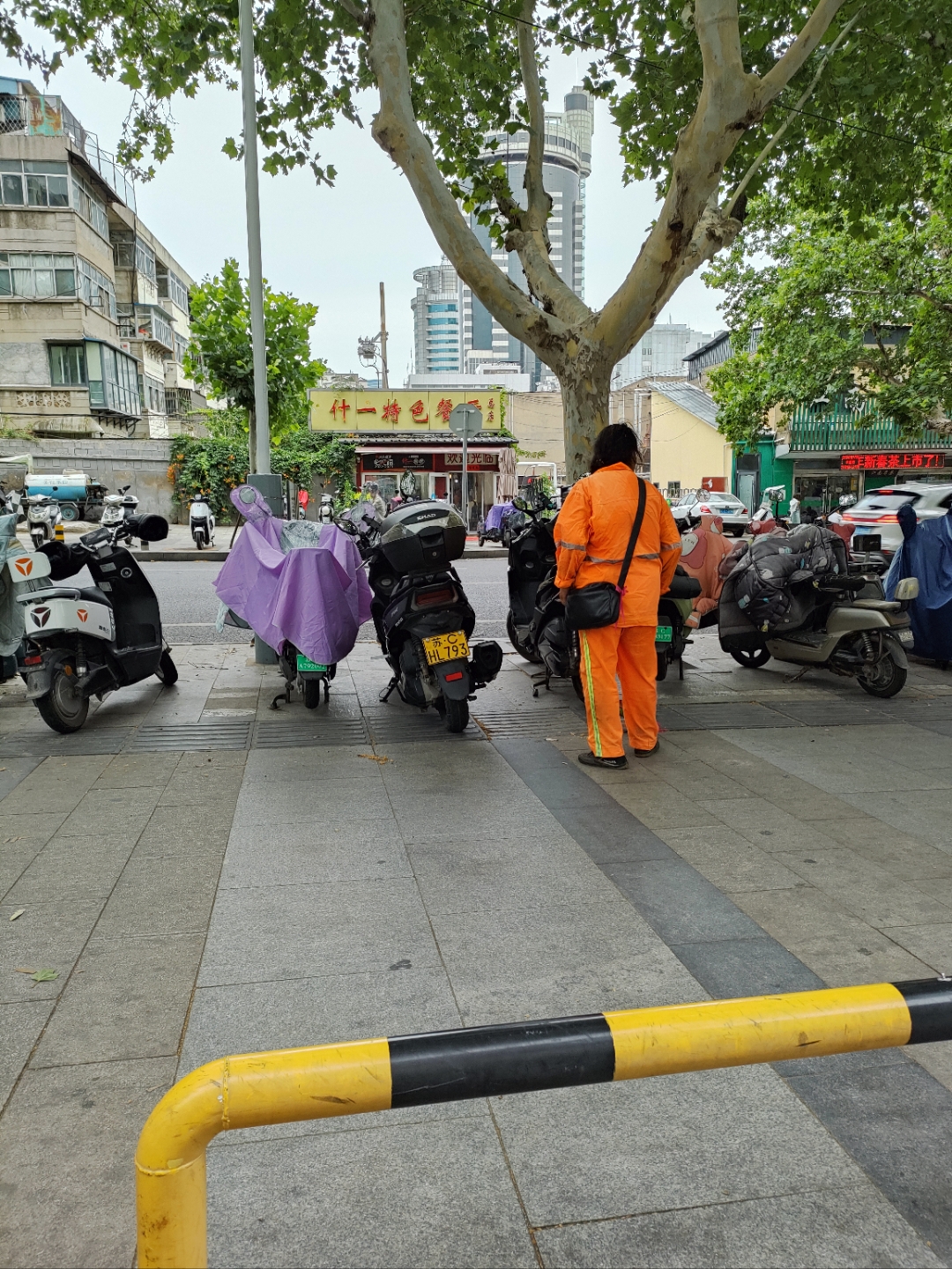 城市街头,一抹亮眼的橙色穿梭在人群中,很早就想为她们拍照了,炎热的