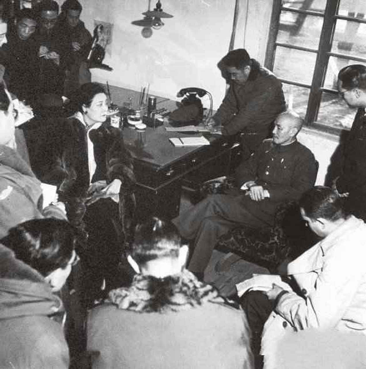 蒋肇聪时年45岁,已接连失去了两任老婆,单身两年,总是唉声叹气,郁郁