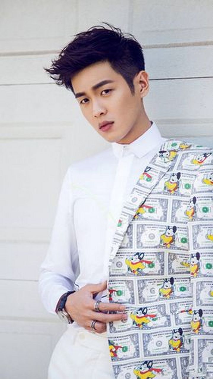 1,鹿晗和关晓彤感情挺稳定的.