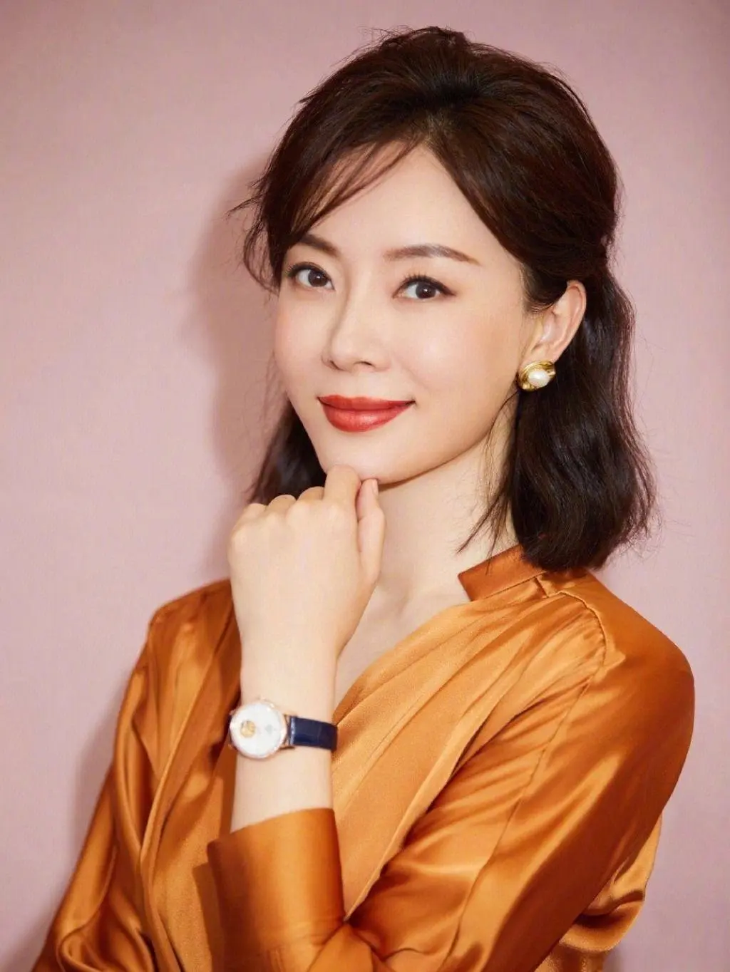 娱乐圈女明星陈数icon是一位魅力十足的大美人,她气质优雅,身材优美