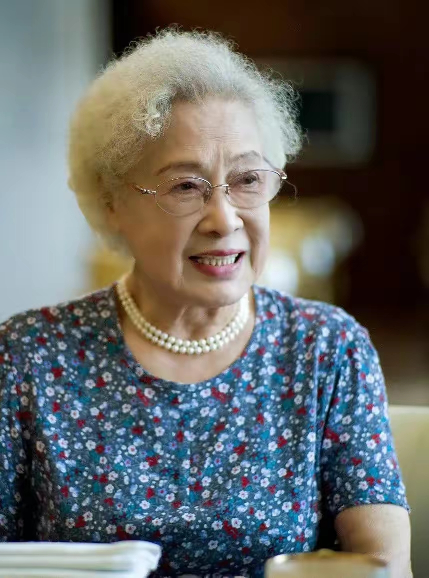 九十多岁的女明星秦怡icon,看她红颜白发,面色红润,气质高雅,精神饱满