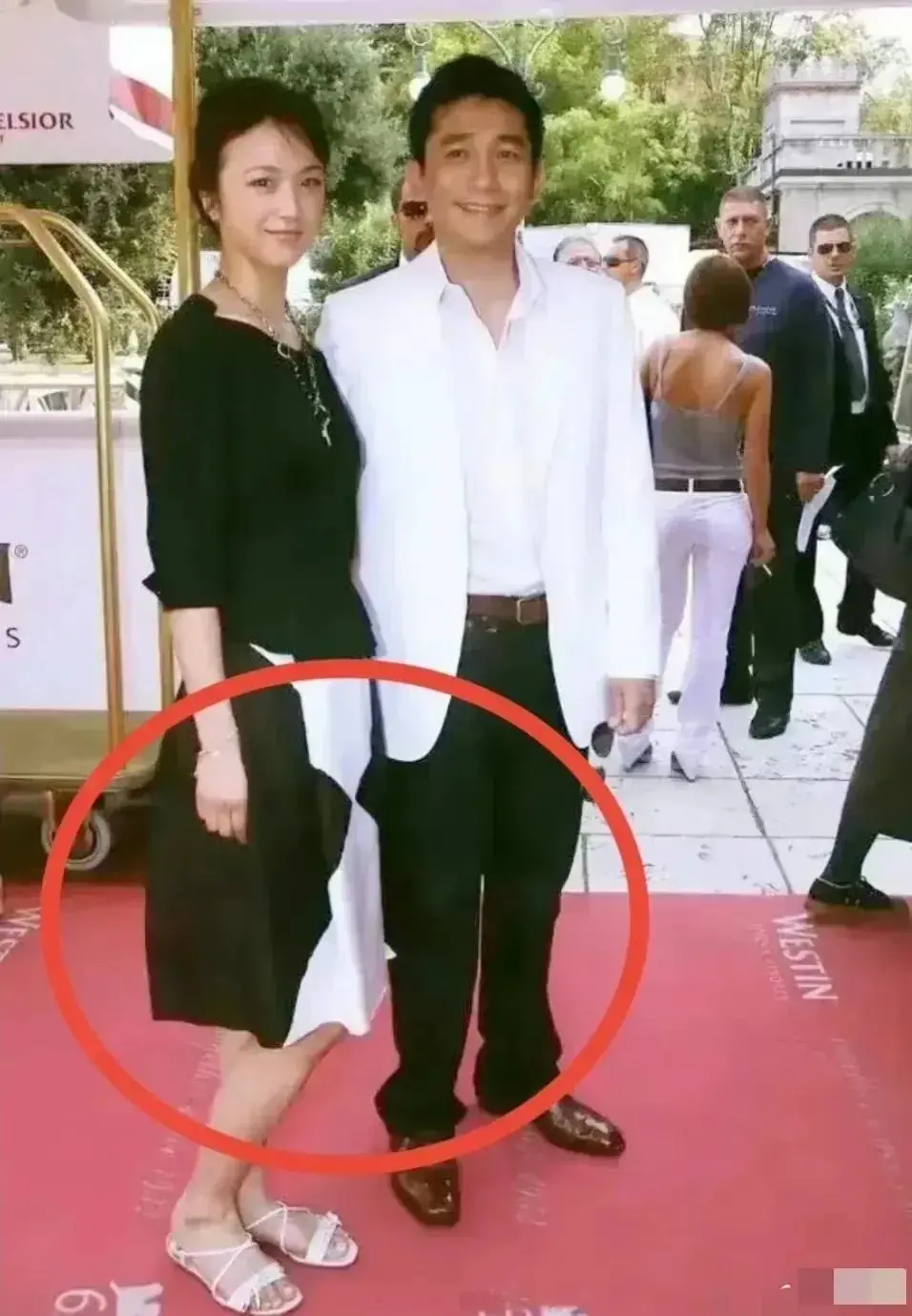 影片中梁朝伟和汤唯在戏中分别扮演易先生和王佳芝的一段感情故事有 