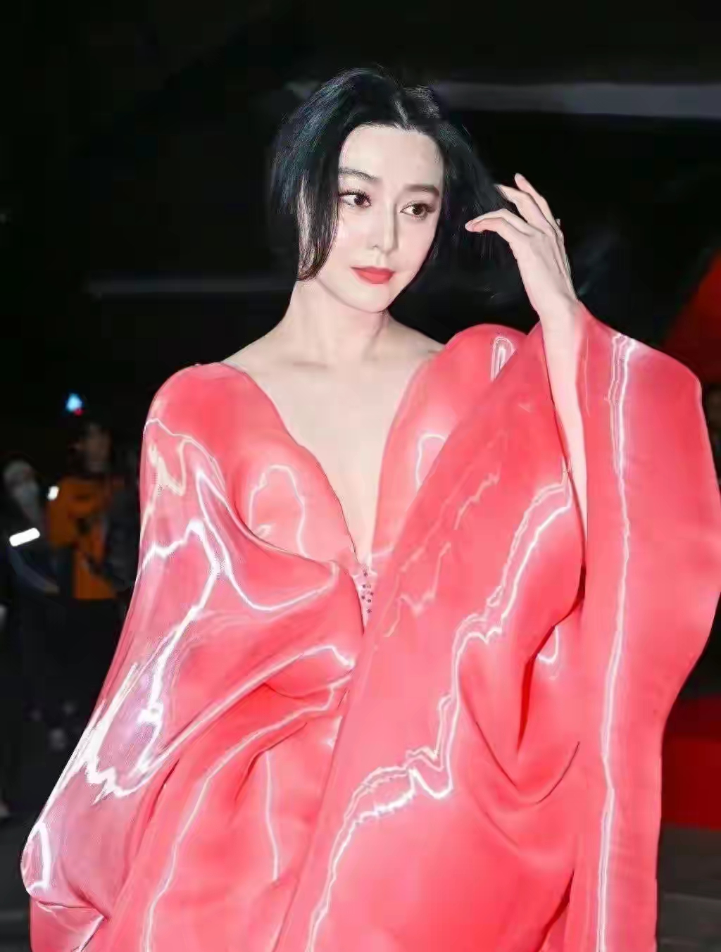 范冰冰icon出席了韩国釜山icon电影节,她身穿量身订制的低胸粉嫩长裙