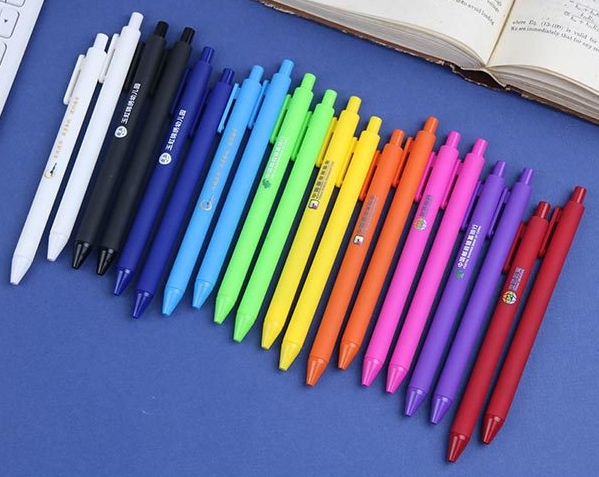 瞧这排色彩缤纷的笔,是不是已经让你的心情瞬间明亮起来了呢?