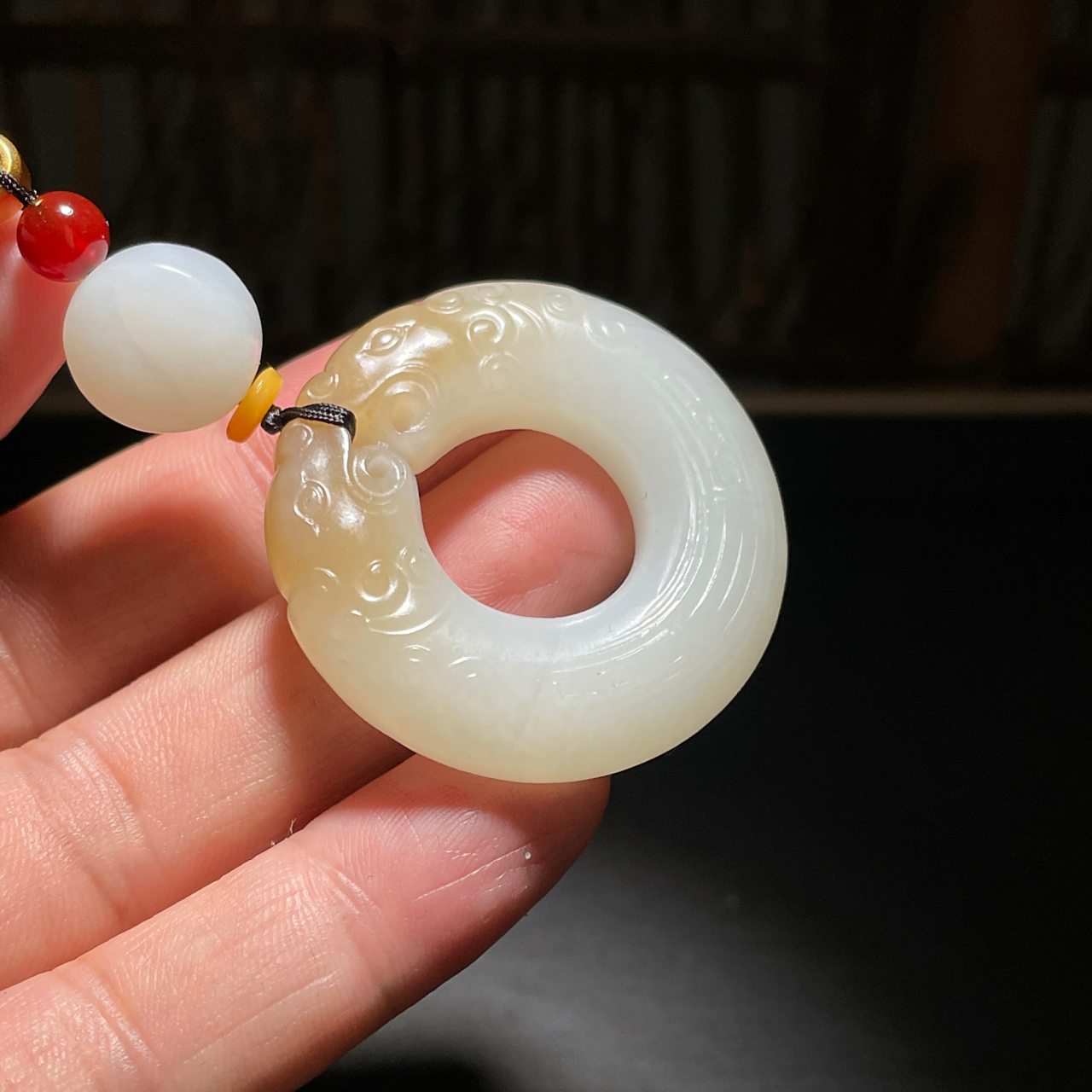 精品和田玉老坑糖白俄料双龙护主,玉质细腻油润,糖色运用巧妙,造型