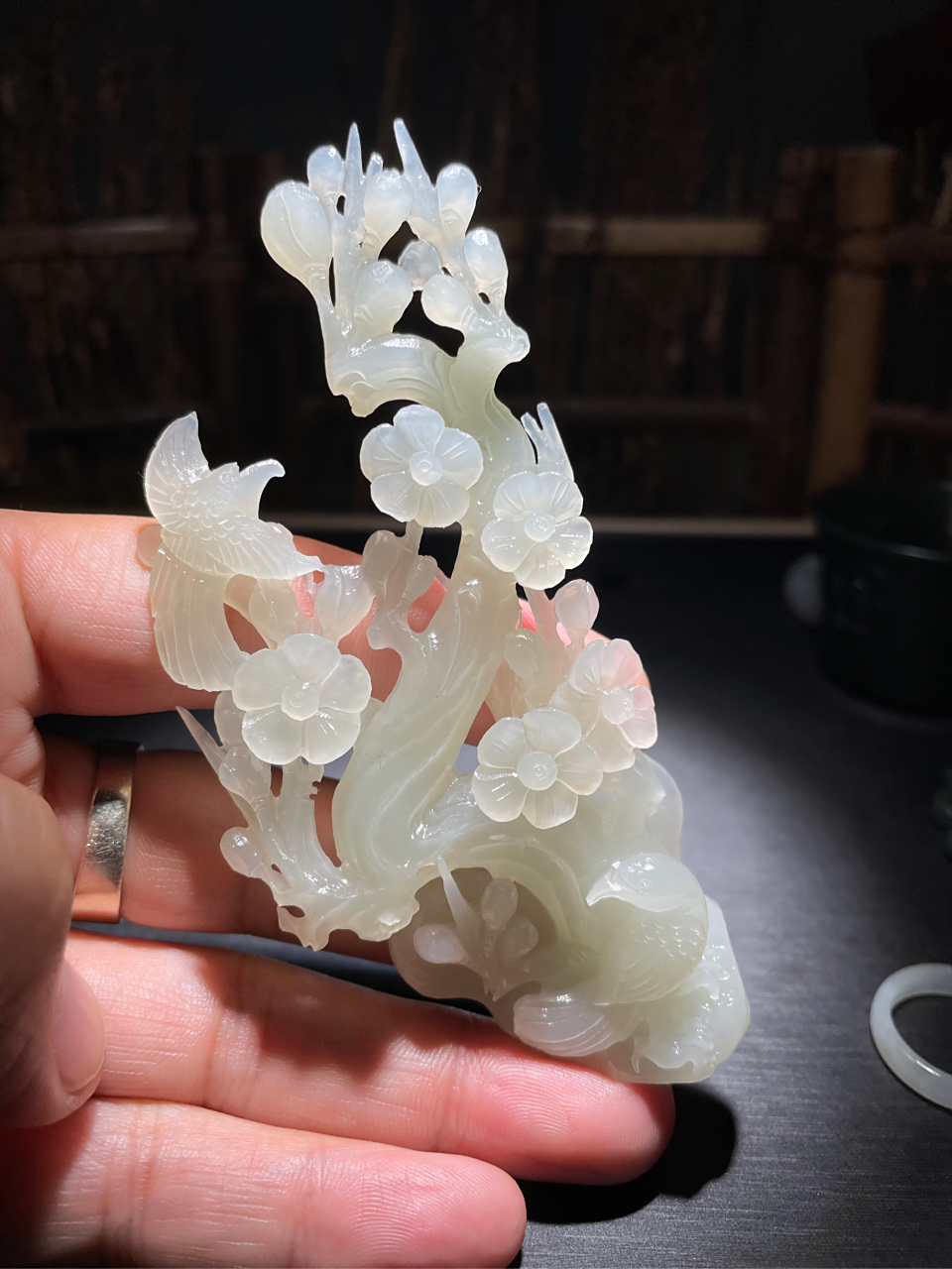 和田玉白玉喜上眉梢小摆件,雕工非常精细,遒劲有力