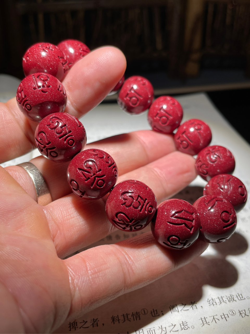 一款特别的男士圆珠朱砂手链,帝王砂六字箴言在手指间沉甸甸的,仿佛把