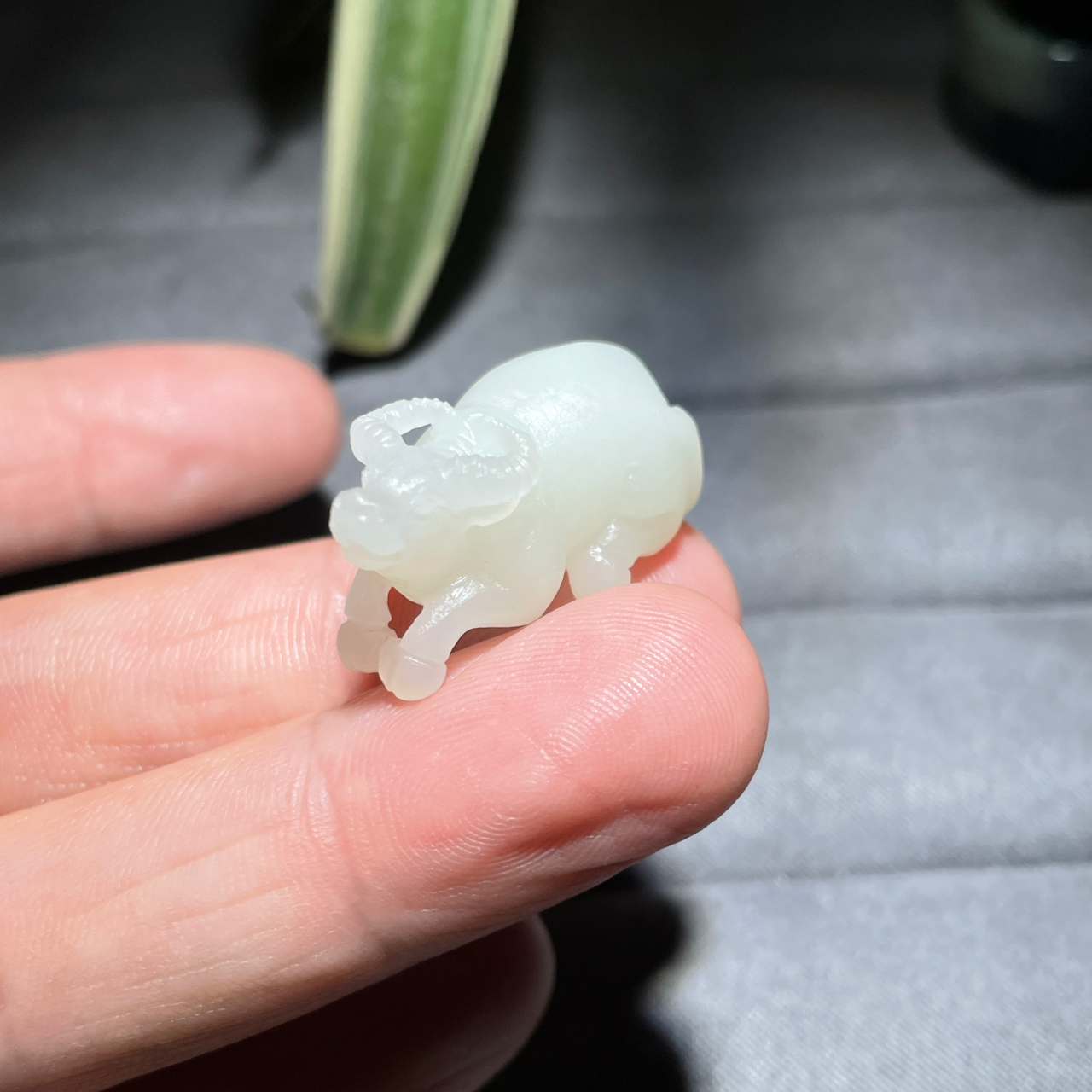 收到了一个精致的和田玉白玉生肖牛挂坠,它仿佛带着一股神奇的力量,让