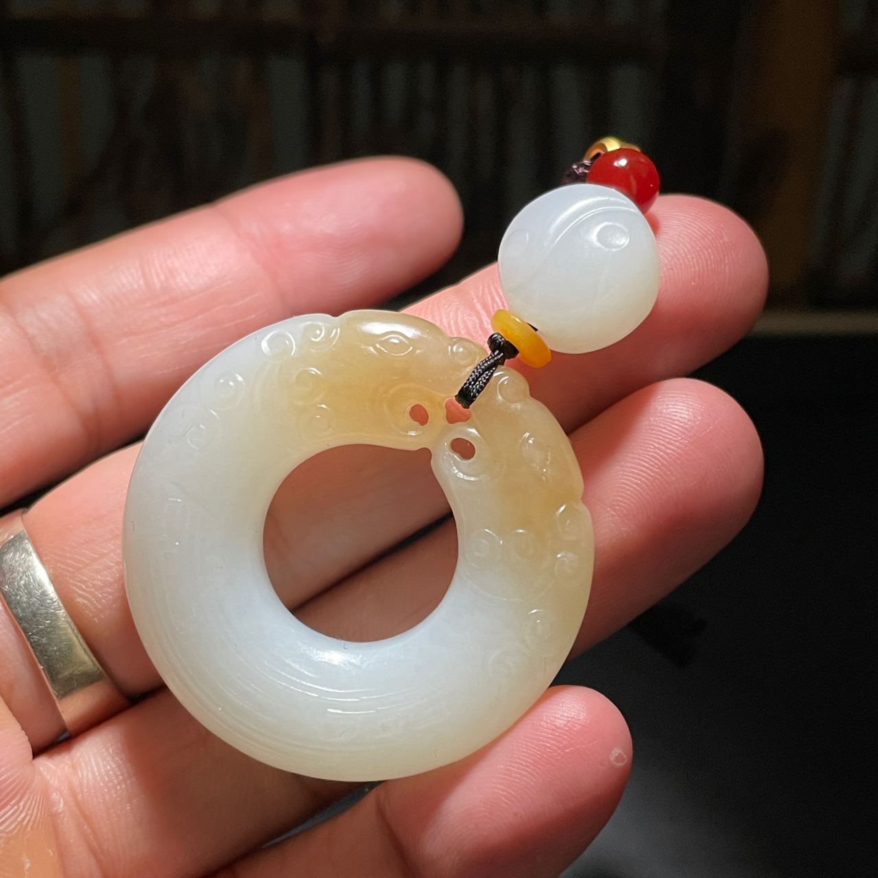 精品和田玉老坑糖白俄料双龙护主,玉质细腻油润,糖色运用巧妙,造型