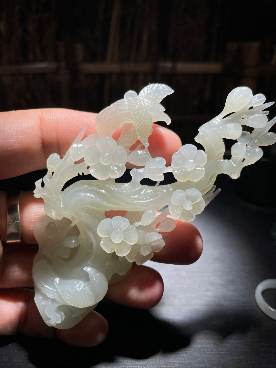 和田玉白玉喜上眉梢小摆件,雕工非常精细,遒劲有力的