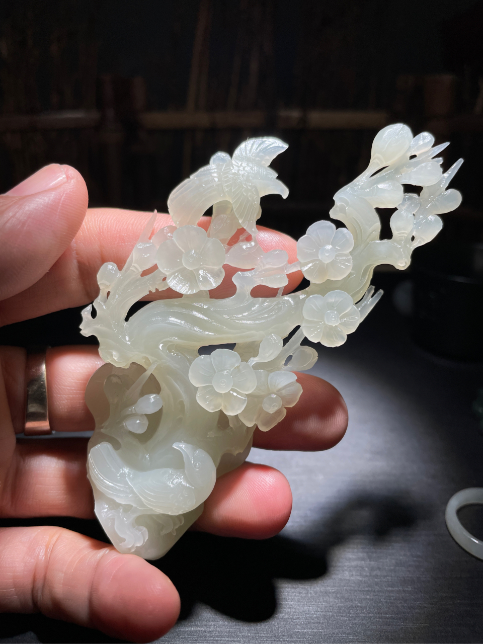 和田玉白玉喜上眉梢小摆件,雕工非常精细,遒劲有力的