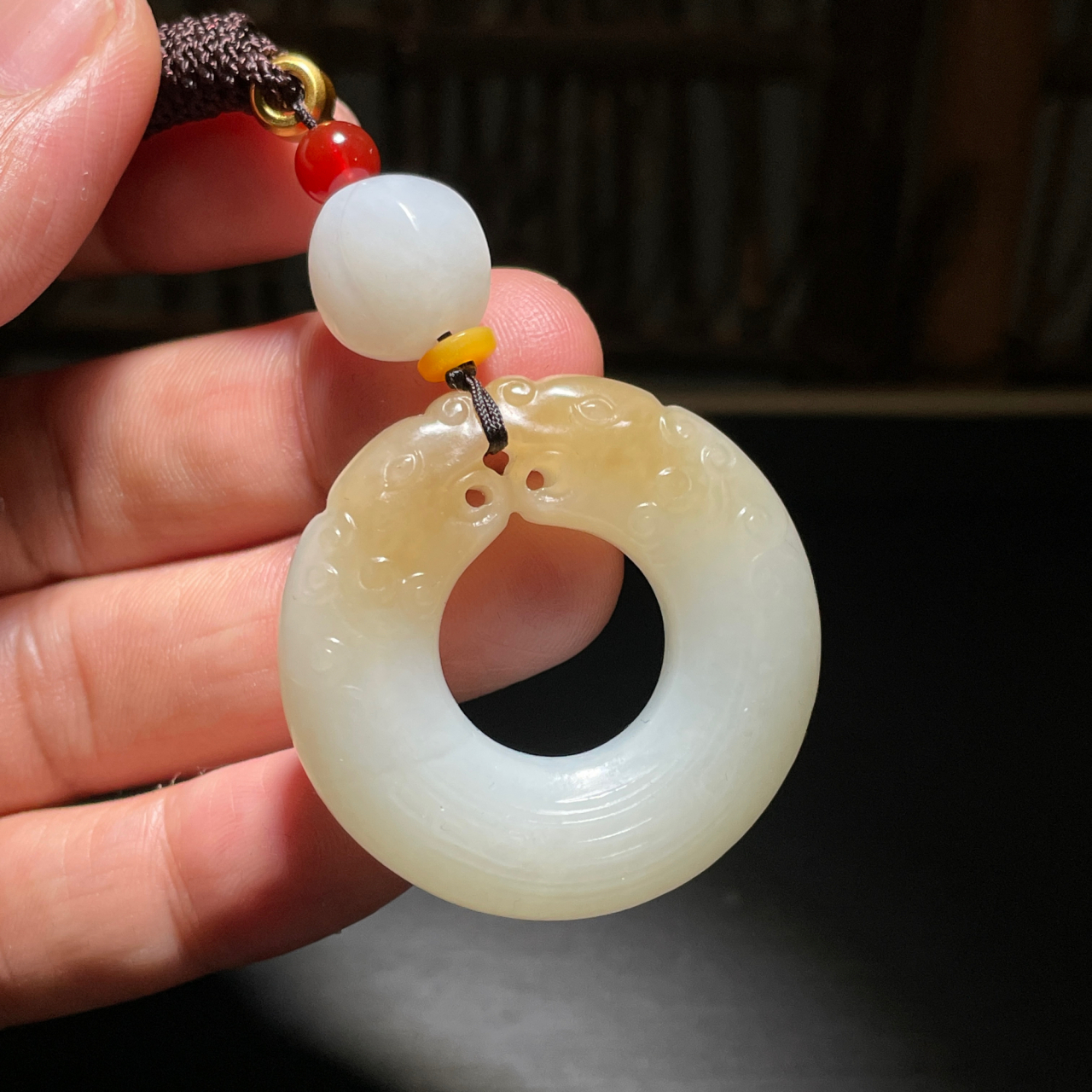 精品和田玉老坑糖白俄料双龙护主,玉质细腻油润,糖色运用巧妙,造型