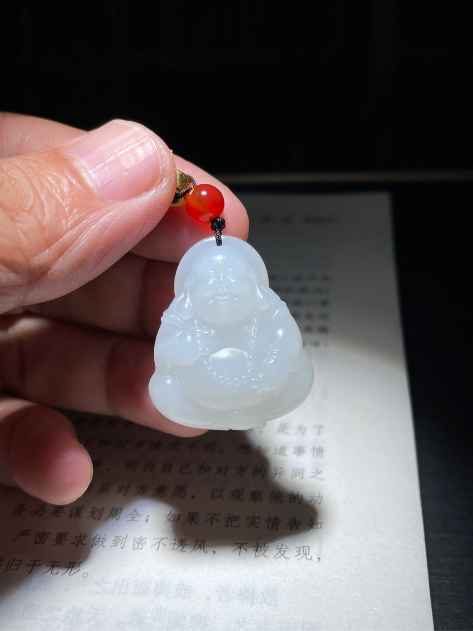 这款佛像白玉色泽温润,精工细雕,让我感受到宁静与神韵.