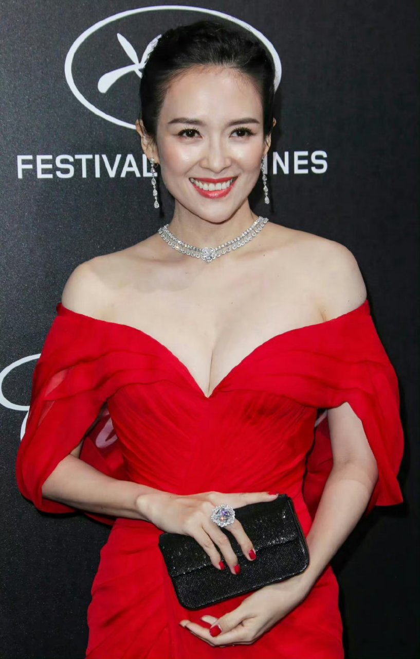 章子怡一身红色出席时尚活动, 秀出深v事业线, 和汪峰离婚好像一点