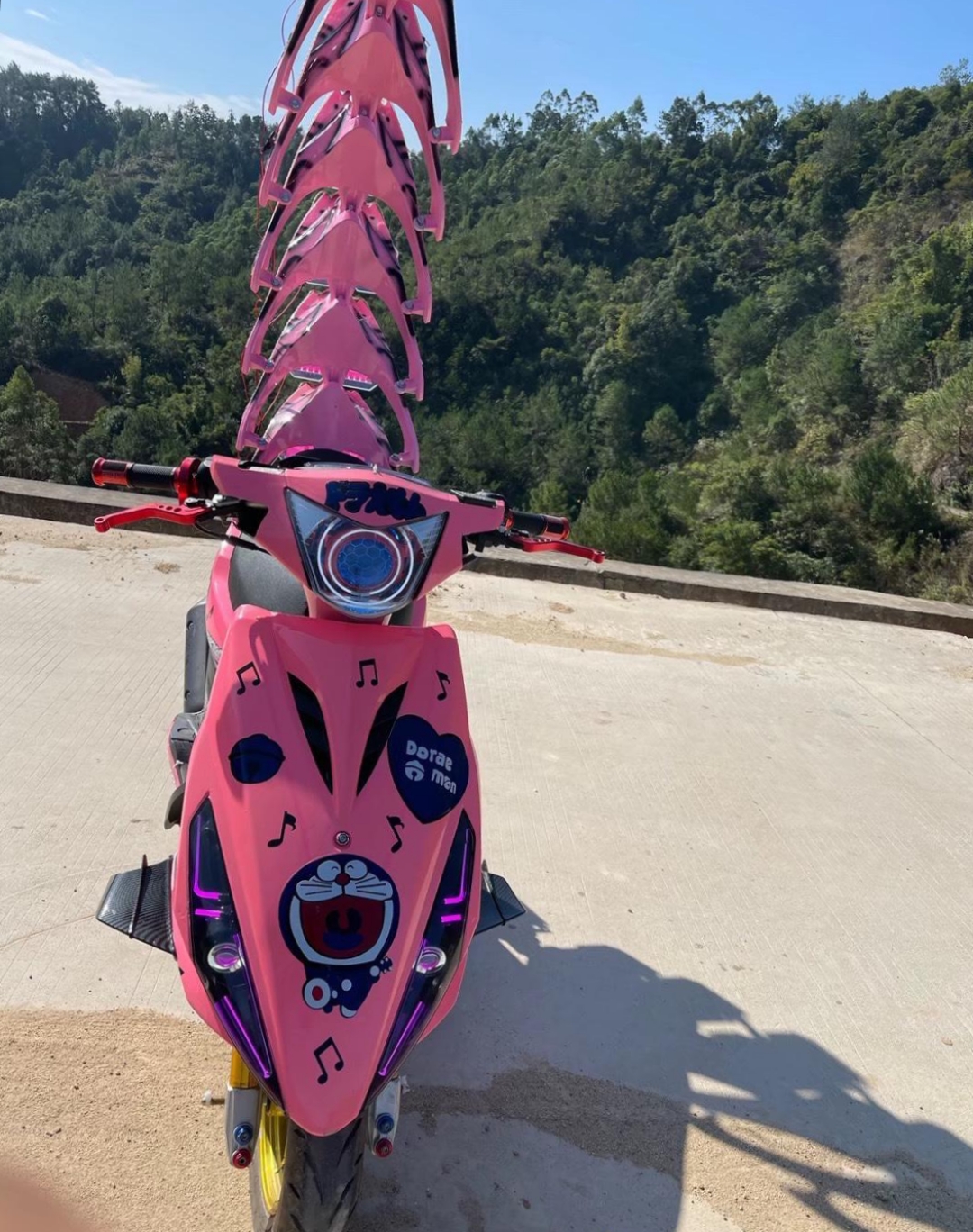 这粉色通天爆改鬼火,你们觉得怎么样啊?这太离谱了,这能合法上路吗?