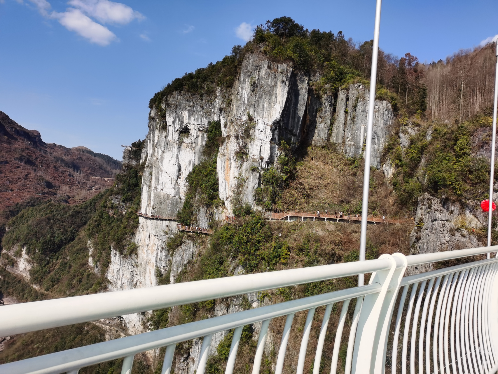 贵州铜仁阳山河风景区.玻璃桥建在大河之上.桥下河水清澈.