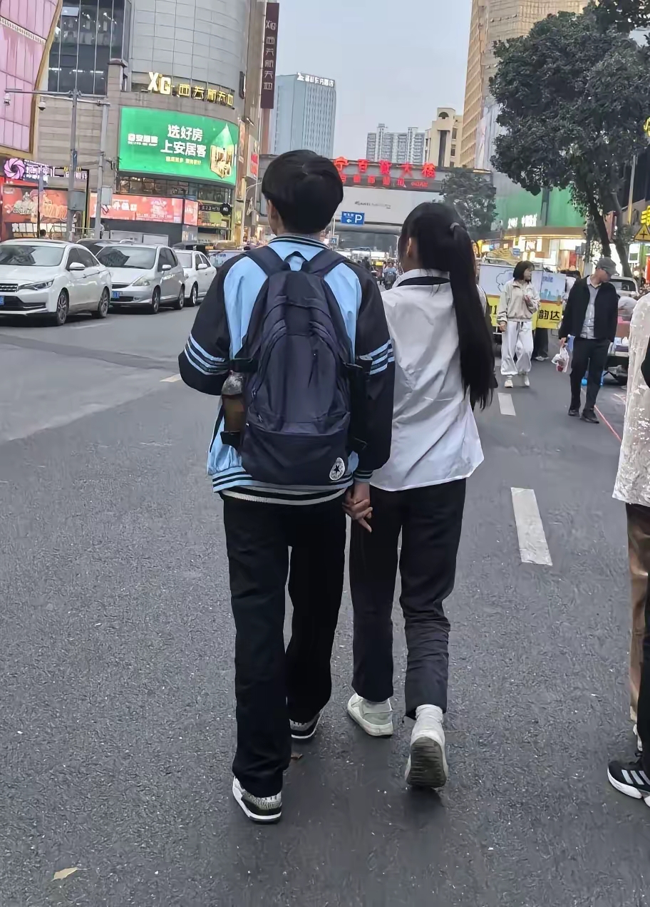 难道现在的早恋已经不背人