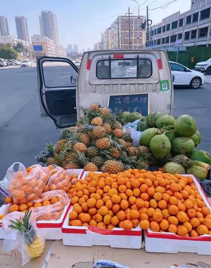 卖水果三轮车图片水果摊三轮车水果车摆摊图片卖水果车卖水果大叔图片