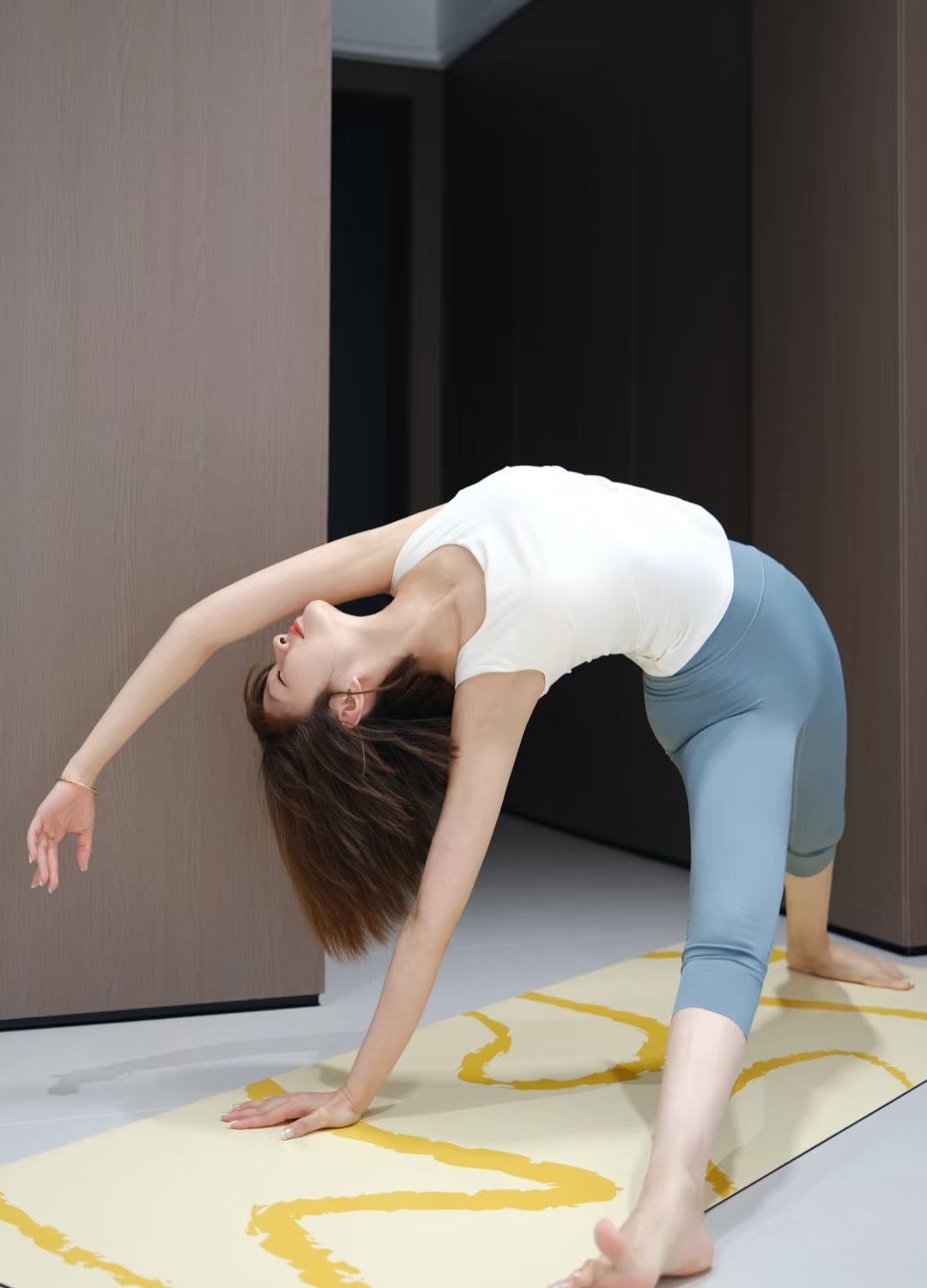 暑期健身计划#晨光初绽时铺开瑜伽垫,呼吸裹着窗外的草木香漫进胸腔