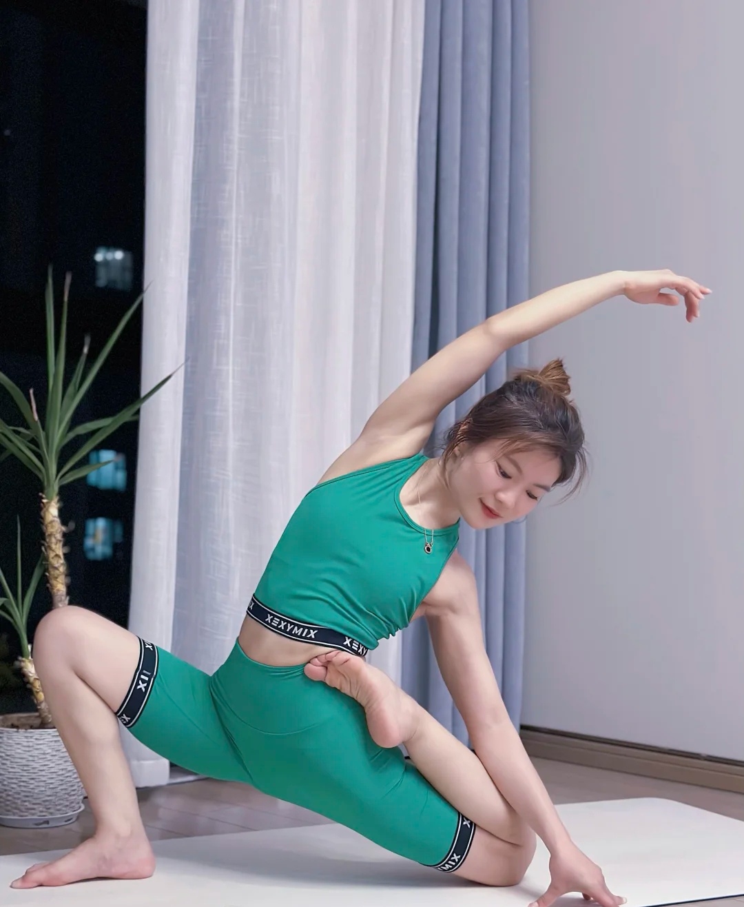 瑜伽# 风从远处捎来凉意,瑜伽垫上的汗水正替我说话 那些拧成汗珠的