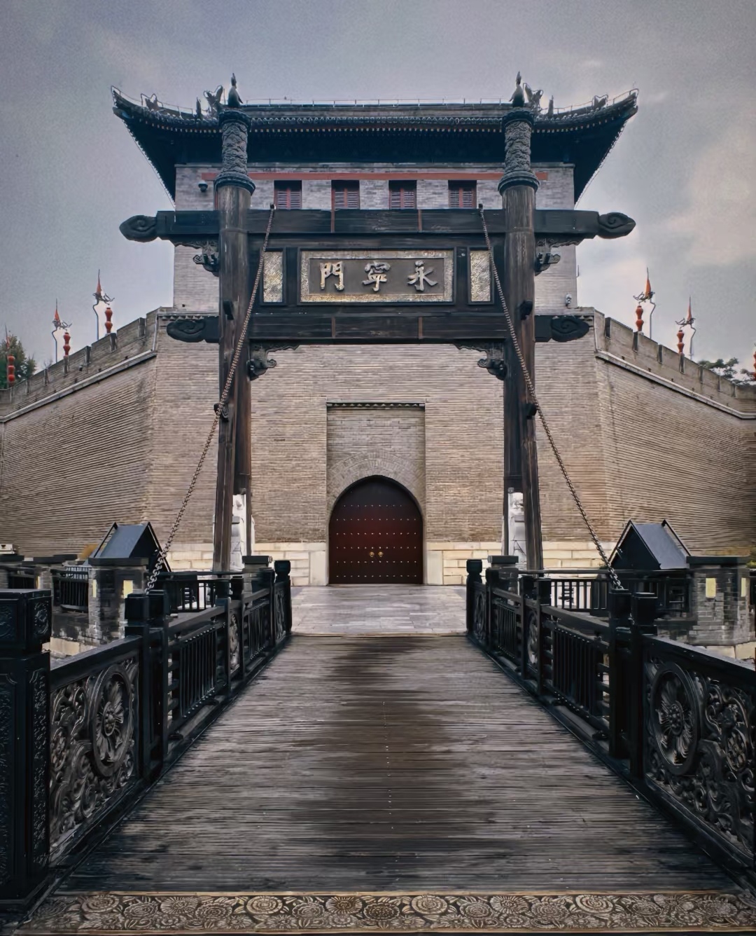 推荐一个好地方#踩着晨光走上西安城墙时,青砖缝里还凝着露水