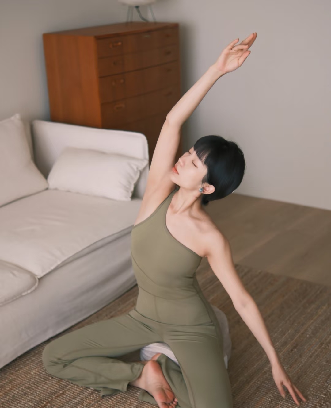 瑜伽垫上的每一次起承转合,都是与浪漫的不期而遇,原来诗意,就在一呼