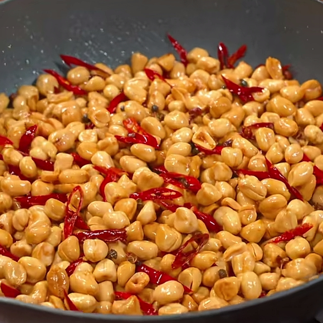 香酥麻辣的酒鬼花生,和外面买的一样好吃 材料:花生米 调料:花椒,麻椒