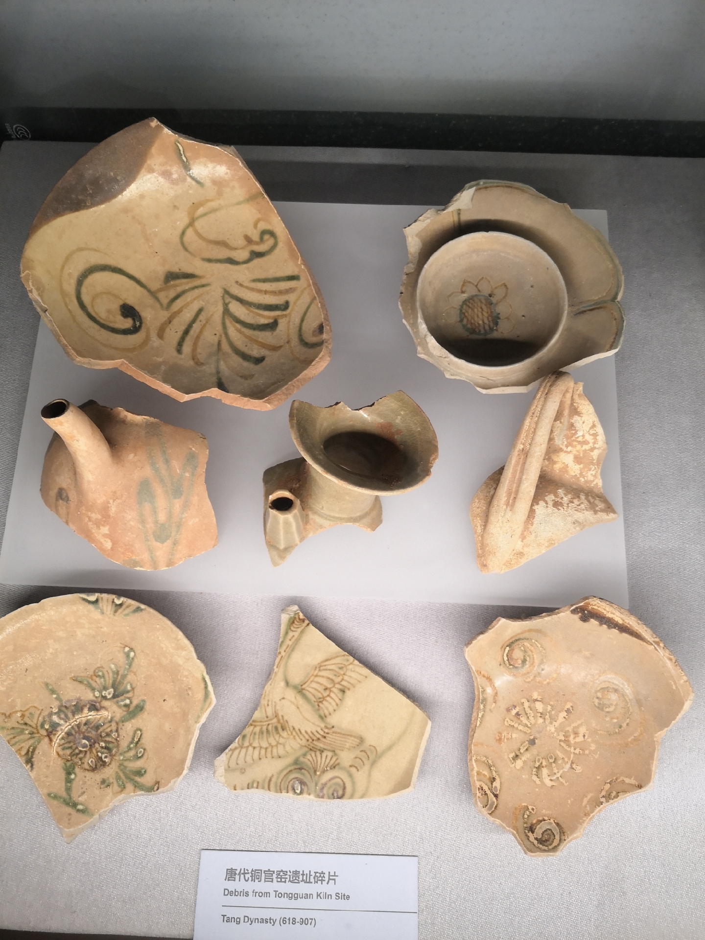 它们形态各异,青花瓷,唐三彩,每一片都代表着一段古老的历史