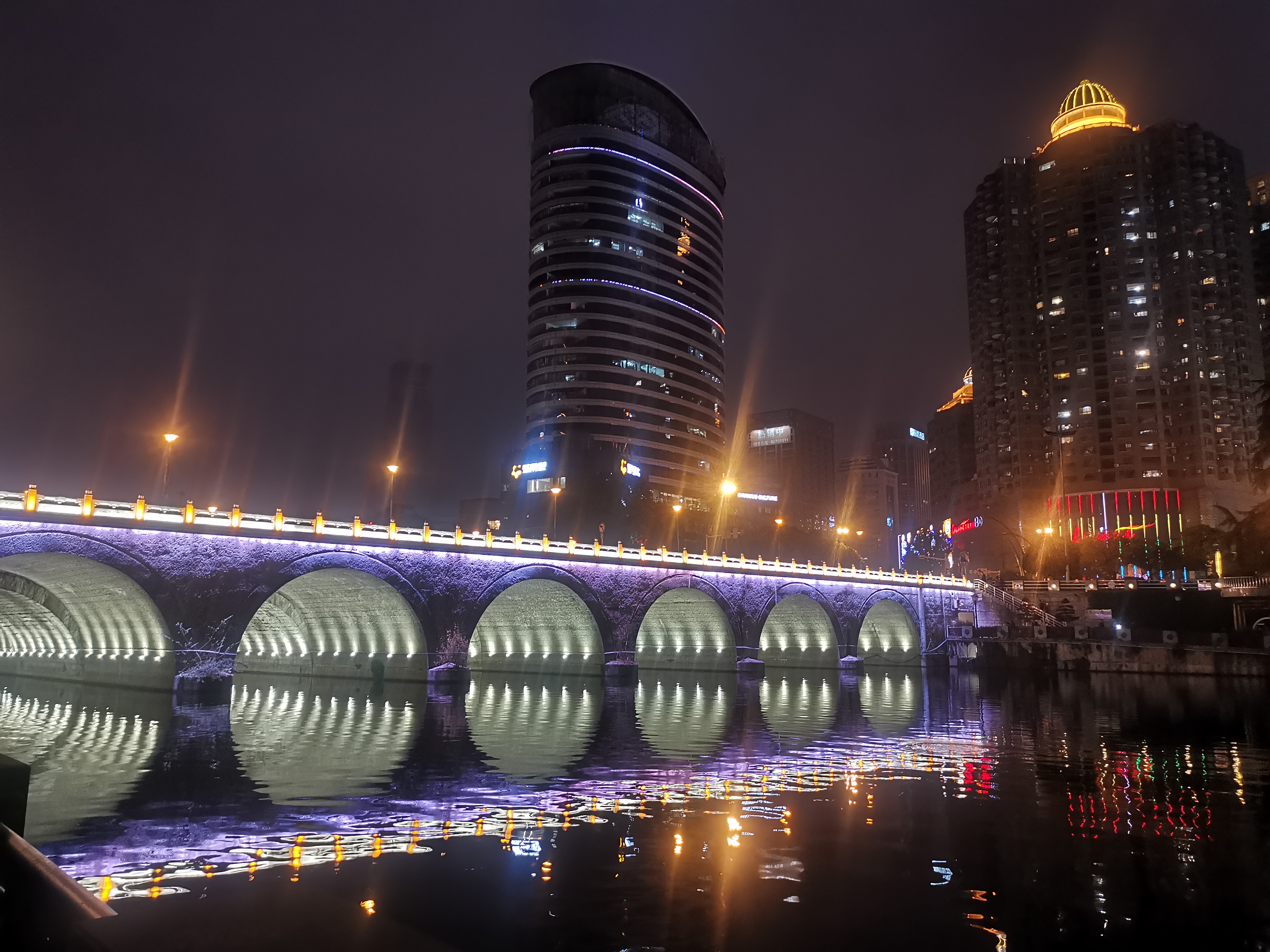 贵阳观山湖的银杏树叶,在高楼大厦的间隙里助教变黄,飘落