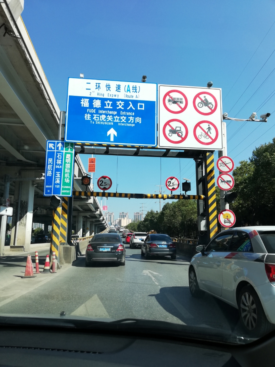 "新加坡 立交桥或是高速公路入口,凡是平路新修的上坡入口,昆明式"