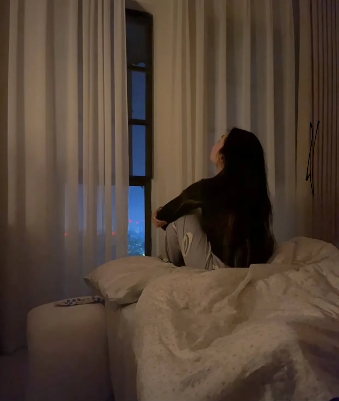 我和老公结婚10年了,一直是分开睡的,他就死活不愿意跟我盖一个被子