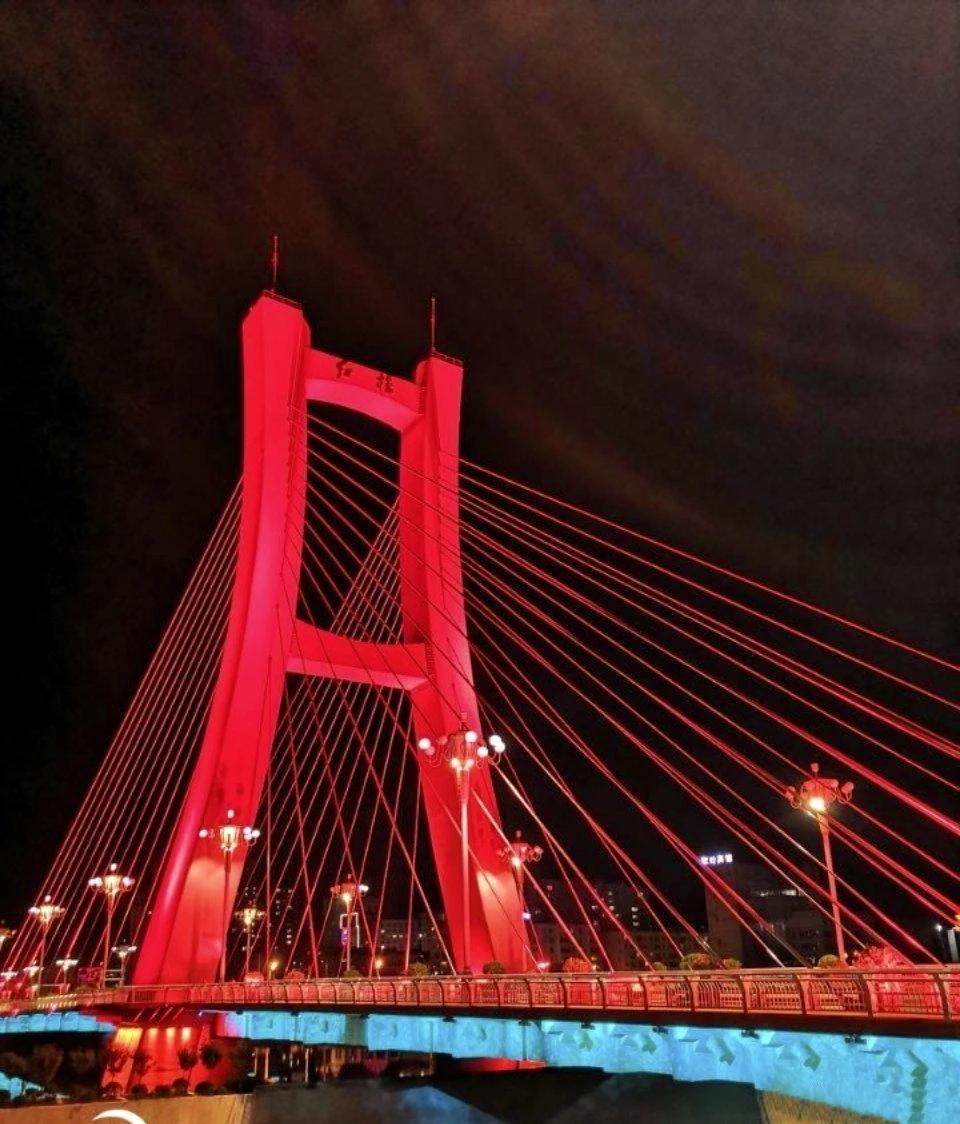 红桥是天水市的一座标志性建筑,位于秦州区瀛池大桥北桥头