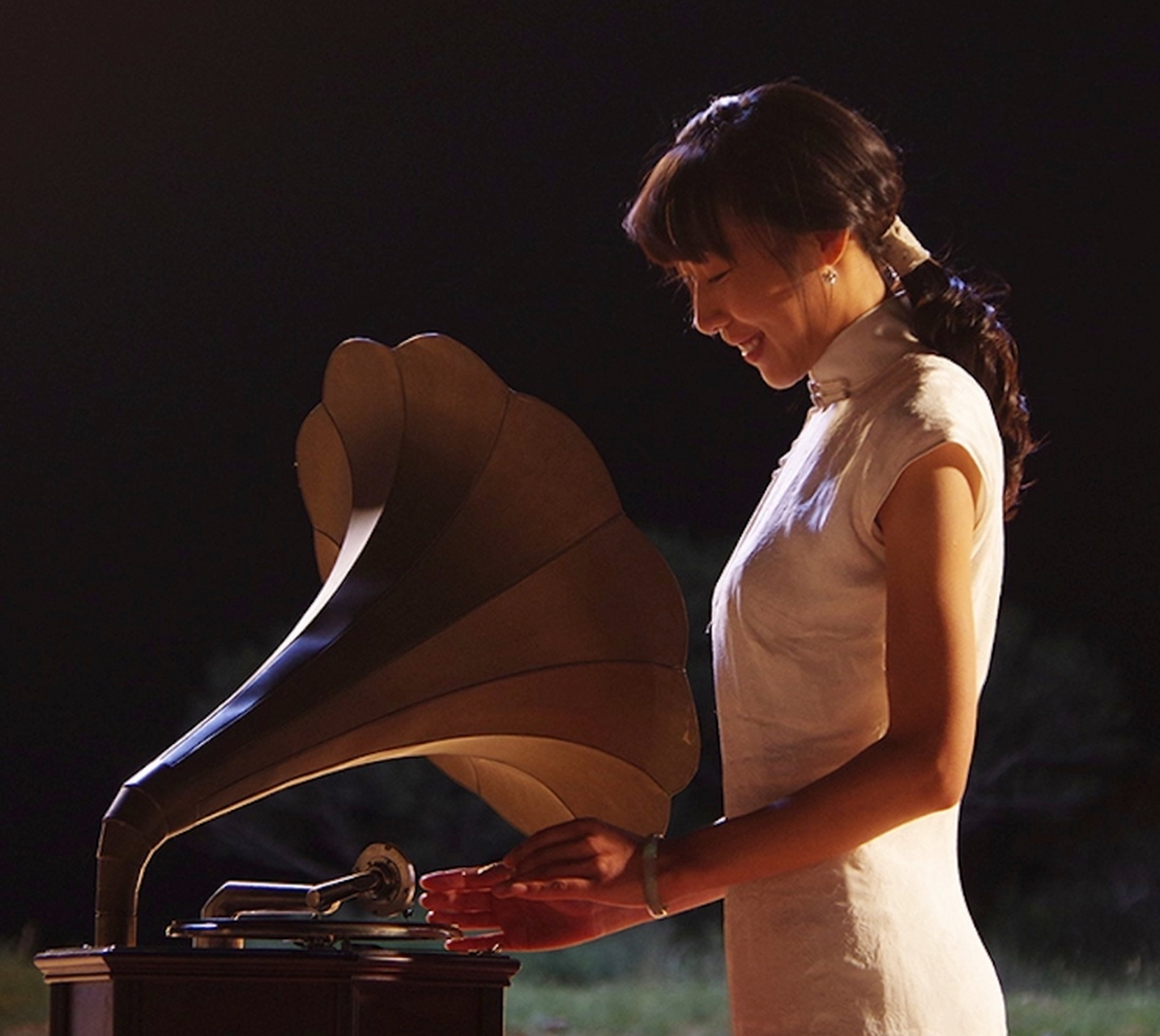 任素汐在电影《驴得水》中饰演张一曼,负责三民小学的数学教育工作,在