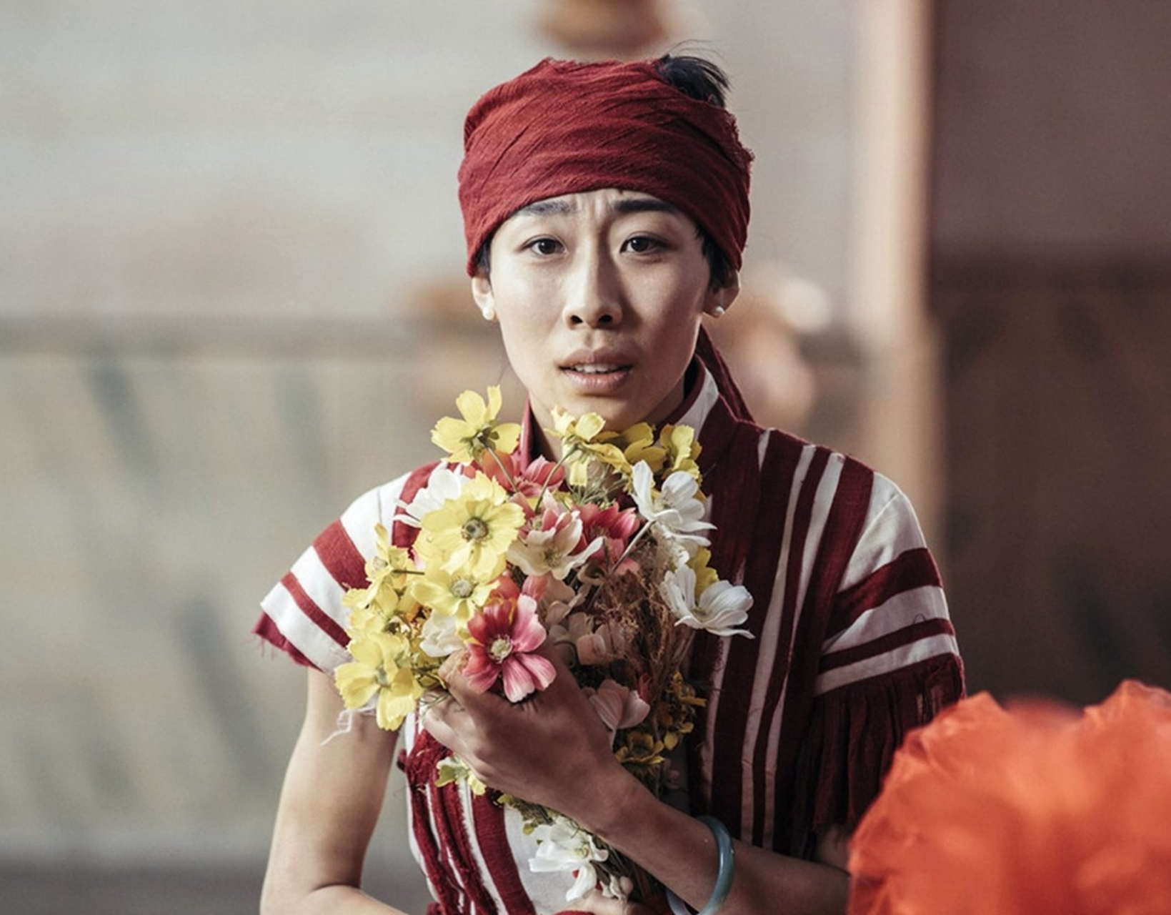 任素汐在电影《驴得水》中饰演张一曼,负责三民小学的数学教育工作,在