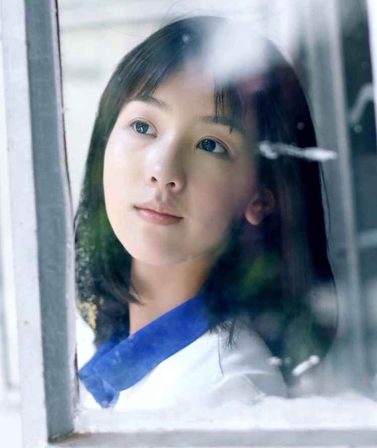 陈都灵在电视剧《左耳》中饰演李珥,她的左边耳朵不好用,有喜欢的朋友