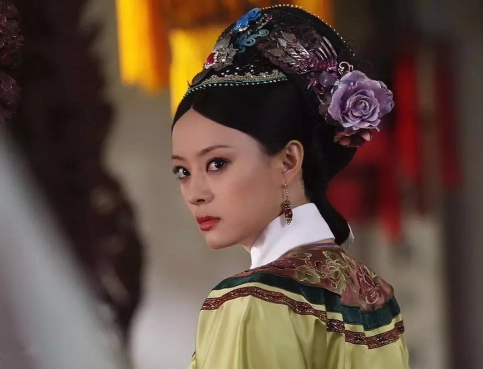 孙俪在电视剧《甄嬛传》中饰演甄嬛,17岁入宫,因为长得像皇上心爱的