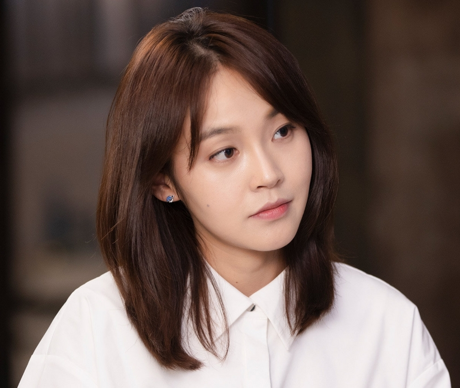 张佳宁在电视剧《黑白禁区》中饰演苏灵,她是贩毒集团首脑的女儿,因为