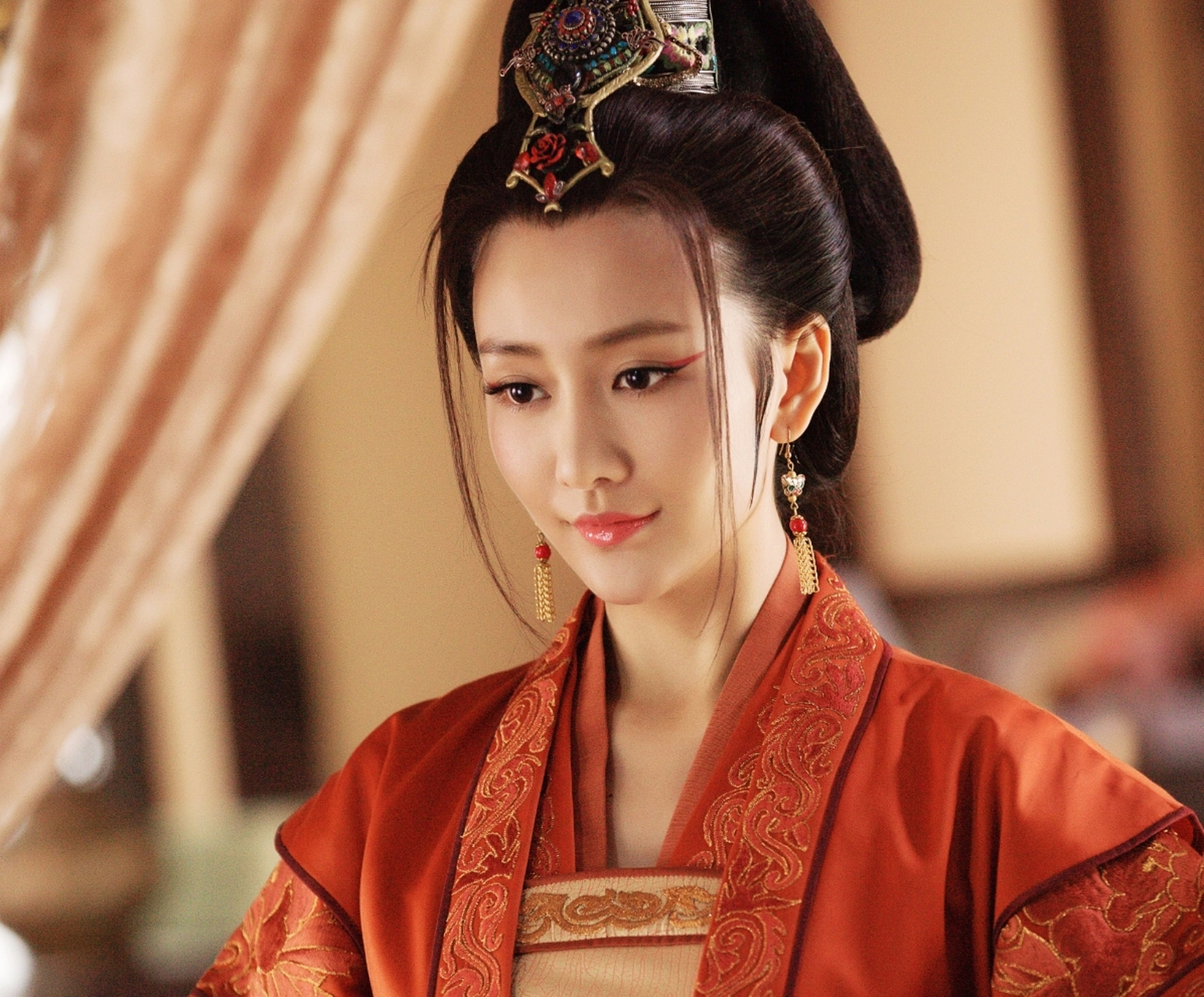 《琅琊榜》中美貌与智慧并存的蛇蝎美人秦般若是由王鸥饰演,奈何站错