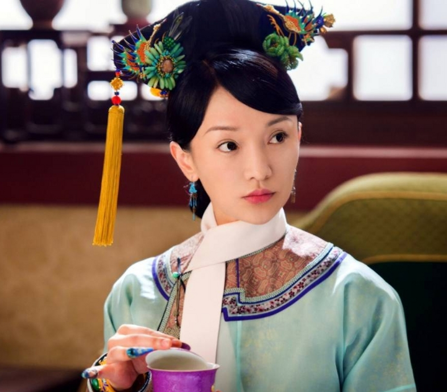 周迅在《如懿传》中饰演乌拉那拉·如懿,它一生喜欢梅花,以前和皇帝你