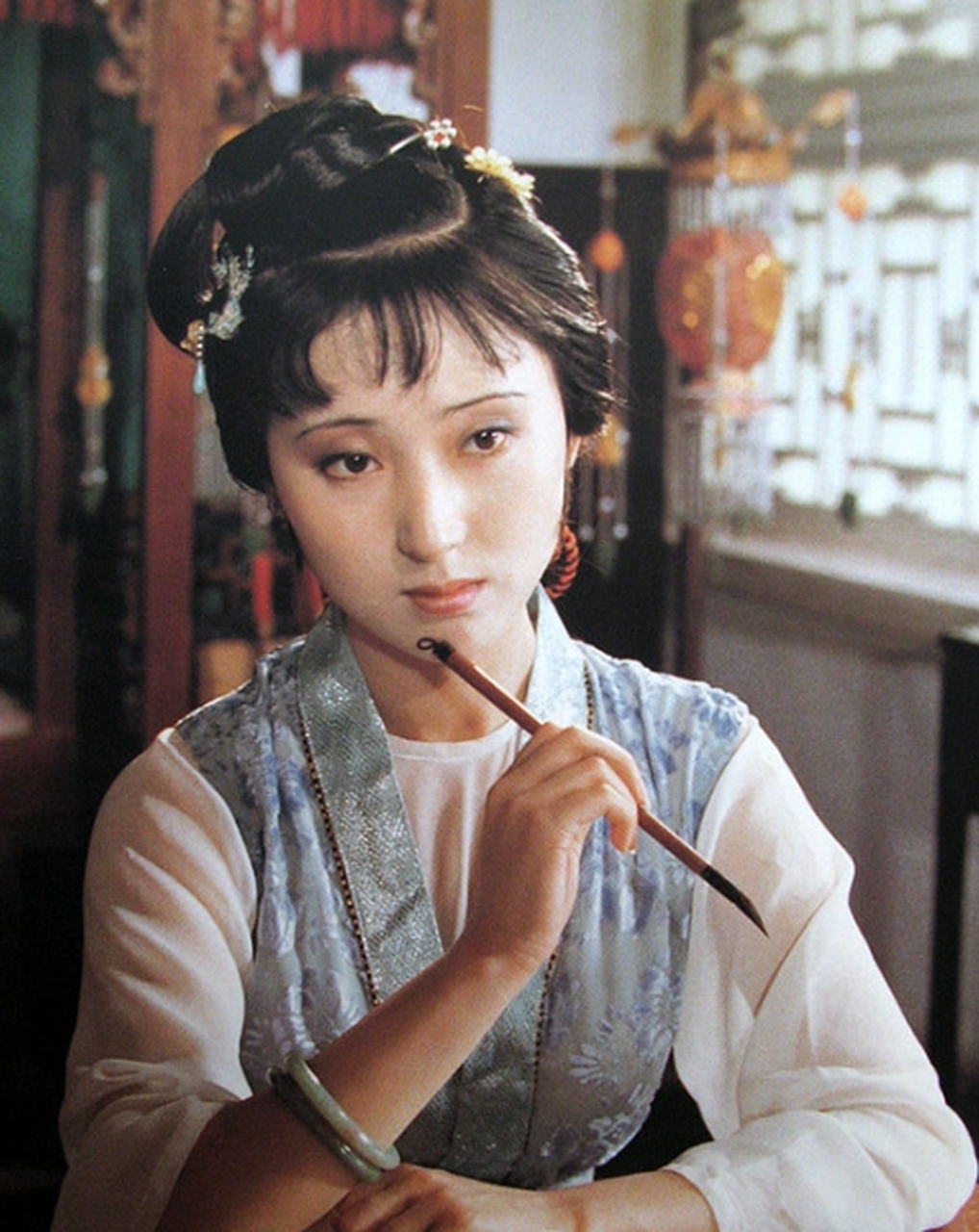 陈晓旭在电视剧《红楼梦》中饰演林黛玉,林黛玉是绛株仙草转世,她的