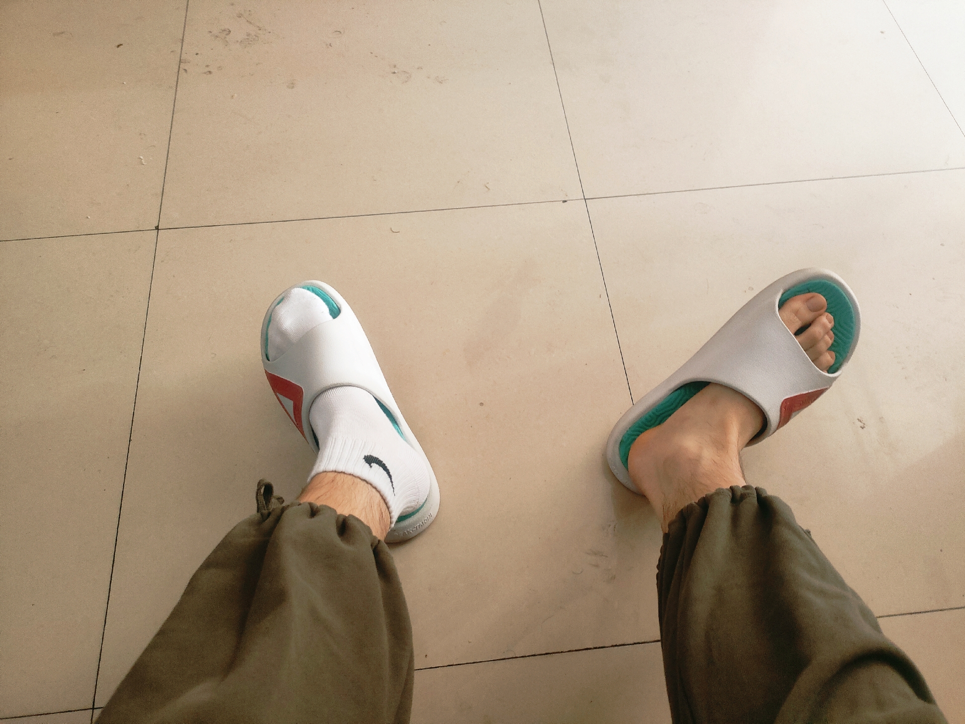 两只脚的差异体验,白袜与赤裸踩在瓷砖上的感觉,让人不禁想试试看.