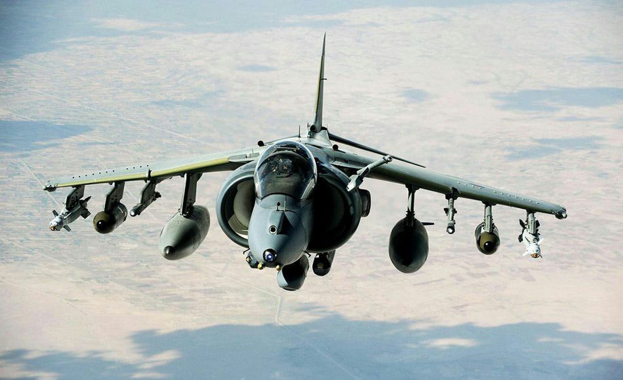 战机# 鹞式战斗机(英文:harrier jet),是由英国一型亚音速喷气式刀