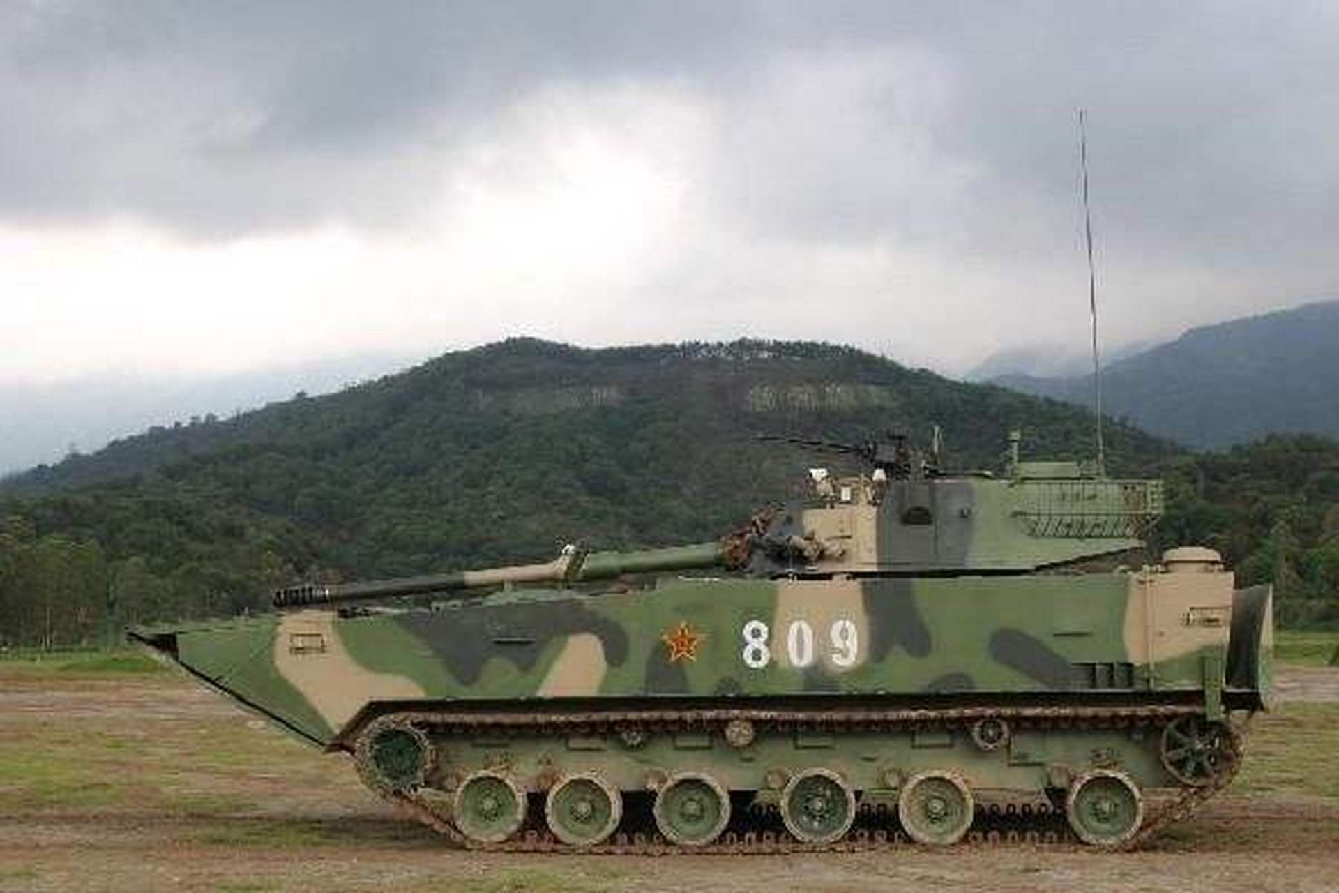 两栖突击车# zbd-05两栖步兵战车(简称:05式两栖步战车),是中华让民