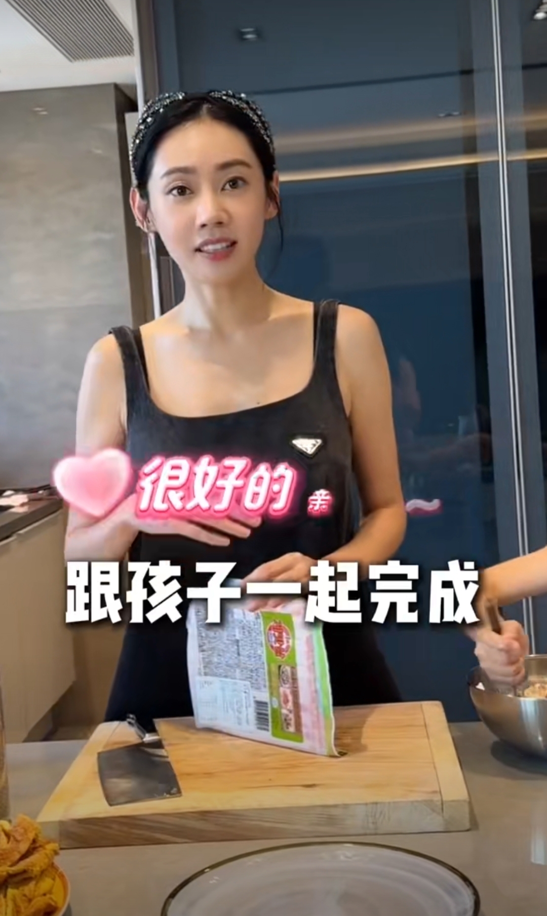 秋瓷炫带儿子做紫菜包饭,她还让6岁儿子说汉语,这孩子以后一定是精通