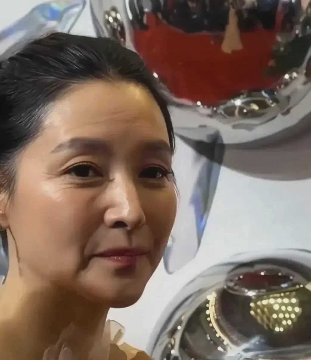 "大长今"李英爱的纯素颜照曝光,皮肤紧致却暗黄,抬头纹和眼角纹清晰