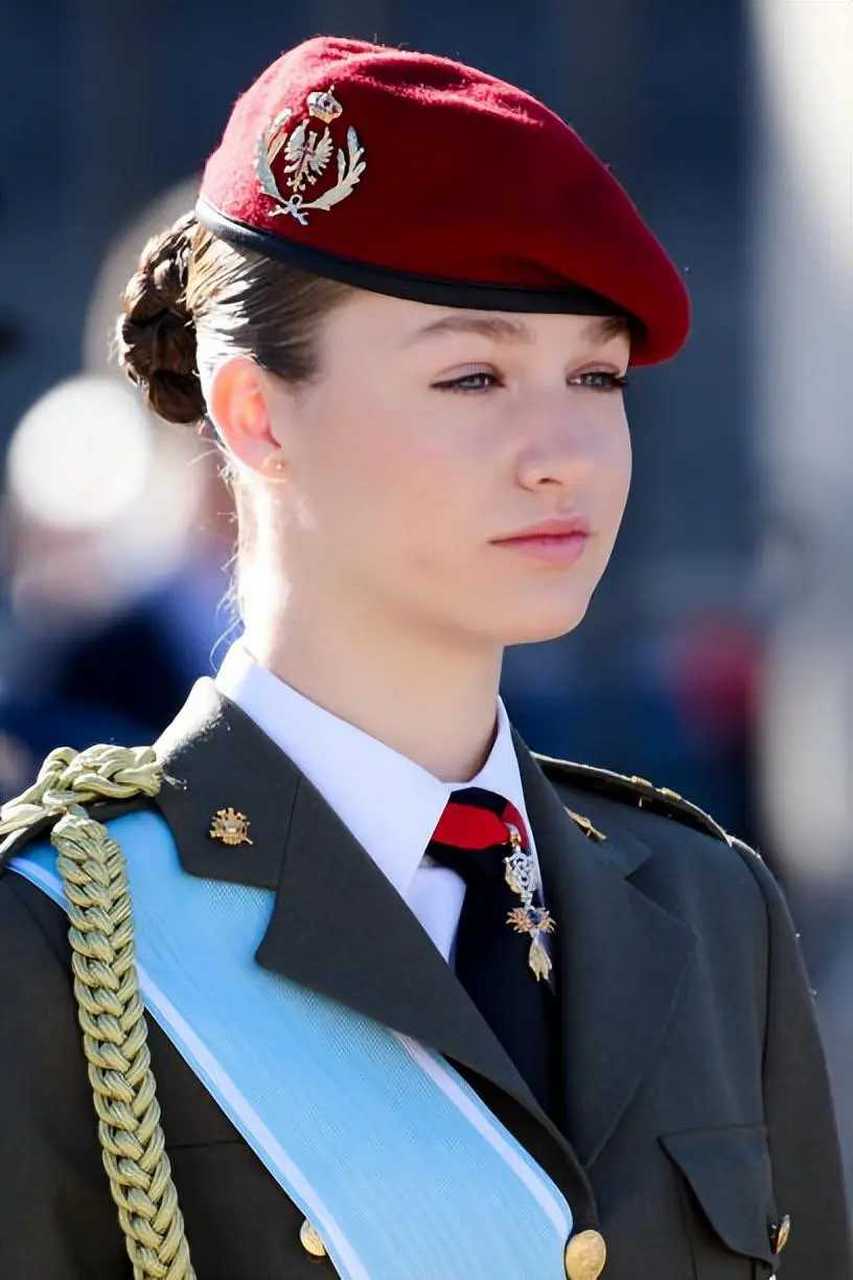 西班牙莱昂诺尔公主穿军装参加新年阅兵式,莱蒂齐亚王后比女儿还美!