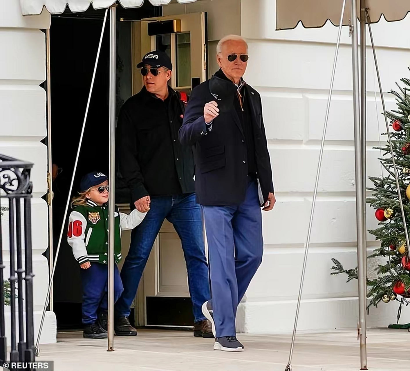 美国总统拜登一家人去度假,孙子也戴着墨镜很炫酷!
