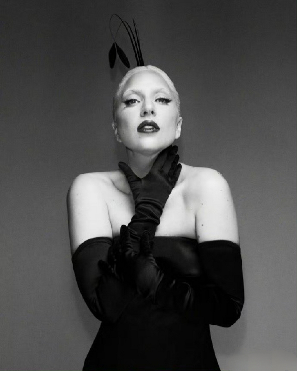 ladygaga巴黎奥运会开幕式造型曝光:黑白的"火烈鸟",她总是能一鸣惊人